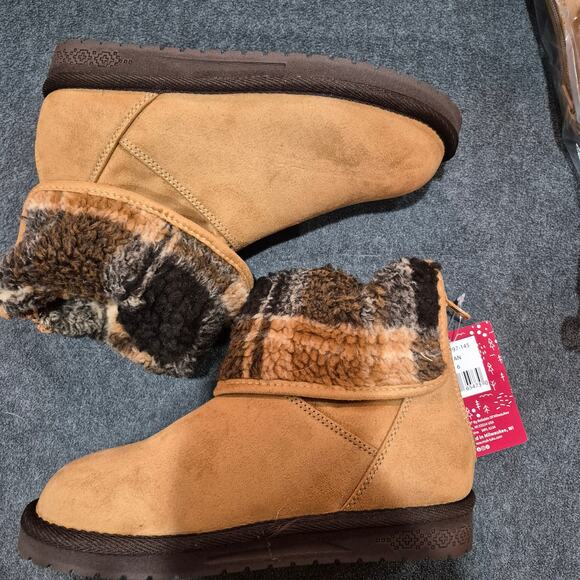 NEW MUK LUKS Women's Clover Fashion Boot, Tan size 6 - Picture 3 of 8